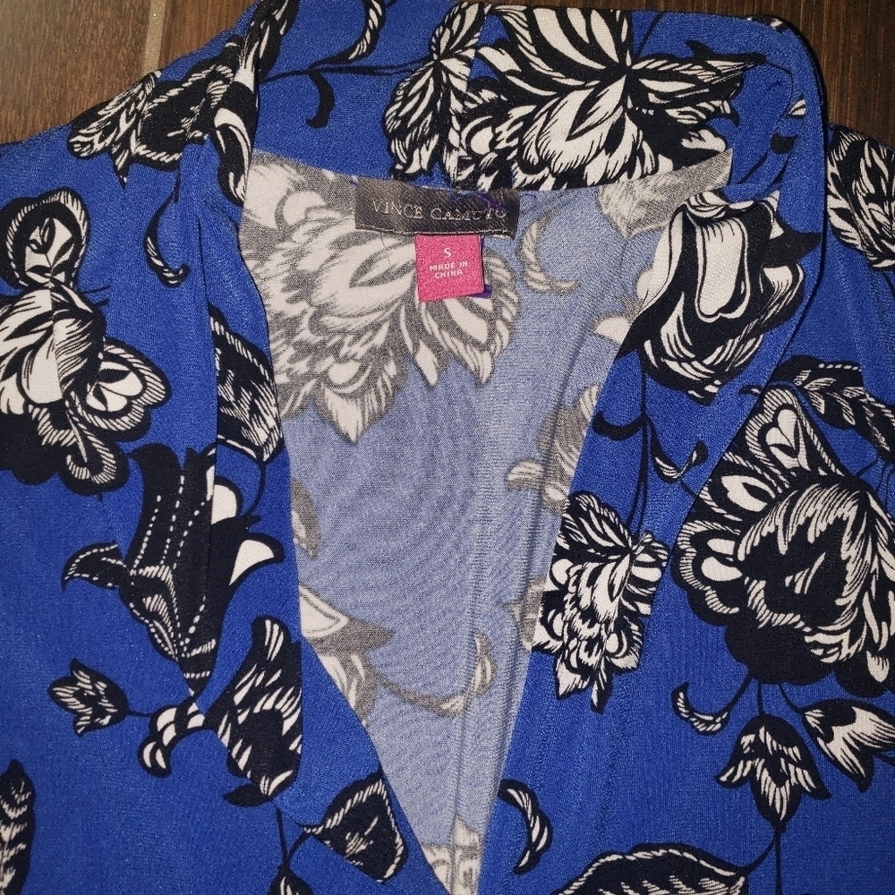 VINCE CAMUTO TOP SZ SMALL ASYMMETRICAL BLUE FLORAL